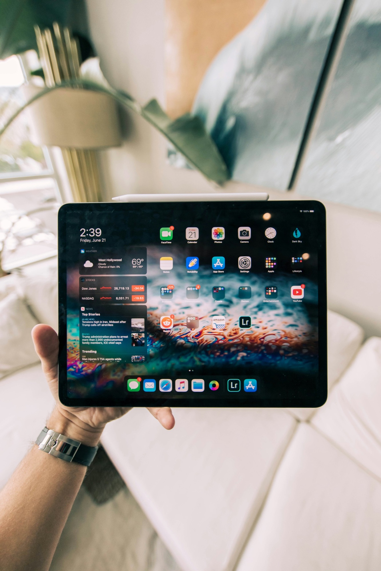 Tablet met dashboardweergave als context voor het opbouwen van een Home Assistant-overzicht