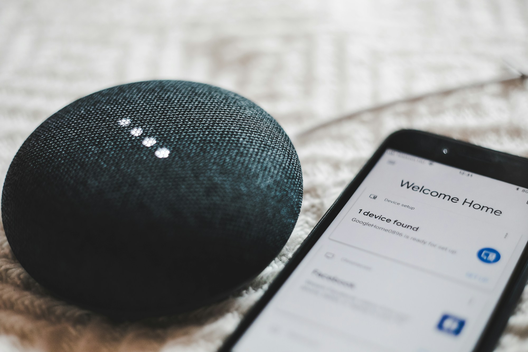 Slimme speaker en telefoon als context voor kleine, begrijpelijke automatiseringen in huis