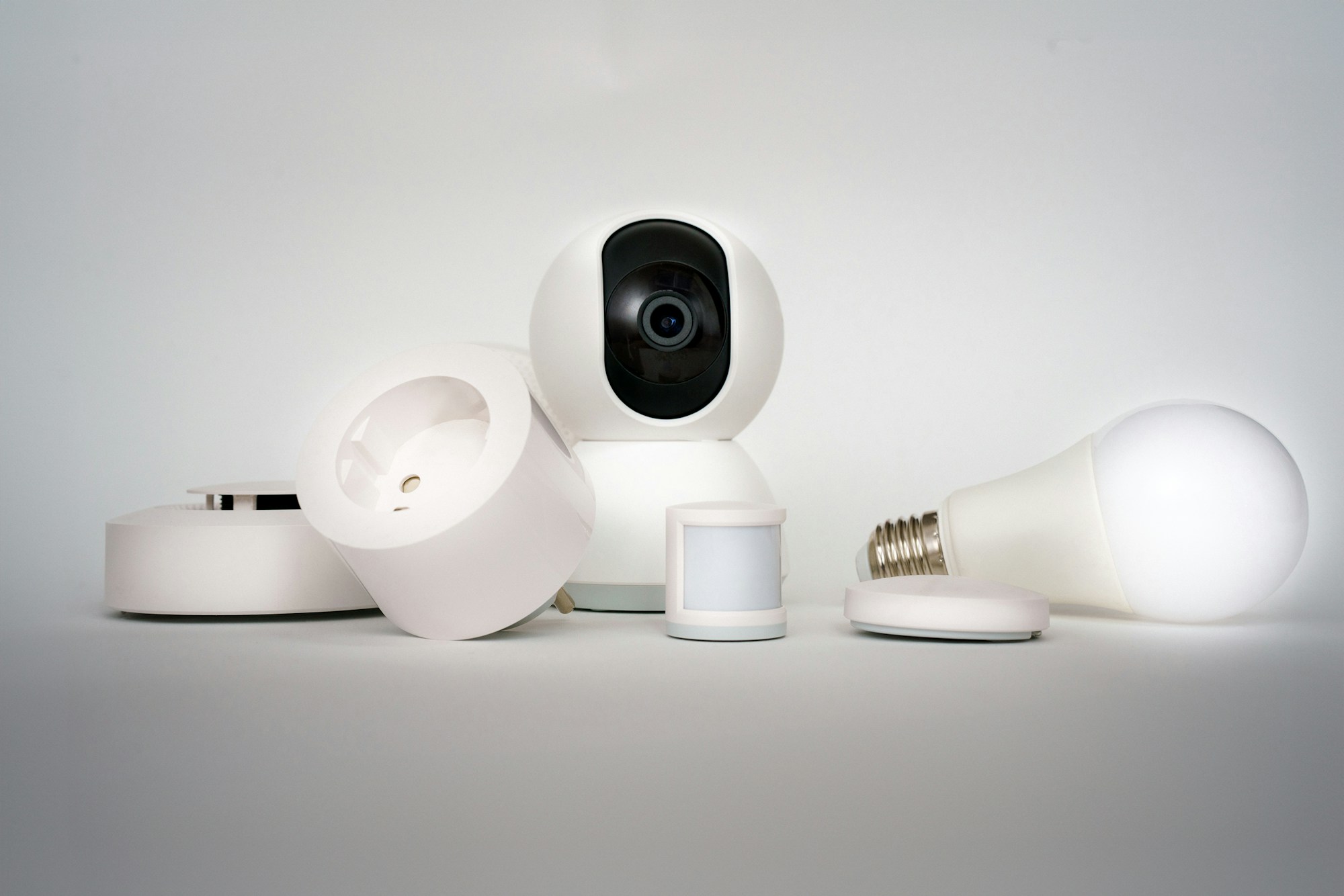 Verschillende verbonden apparaten als context voor Matter, Zigbee en compatibiliteit