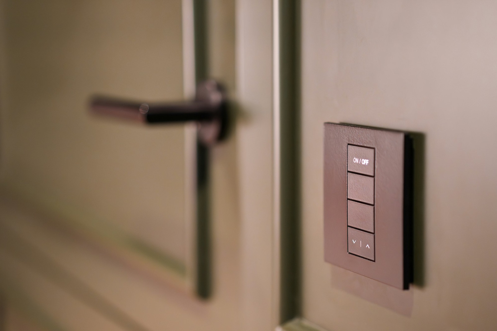 Wandschakelaar voor slimme verlichting als praktische handmatige bediening