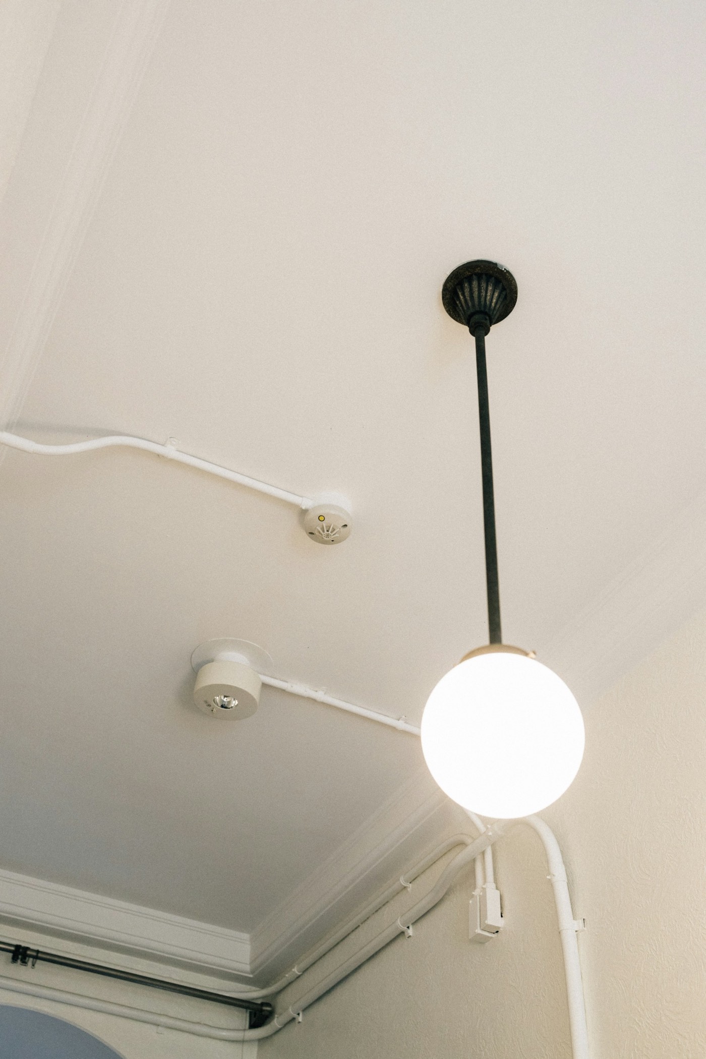 Rookmelder aan het plafond als context voor veilige smart home koppelingen