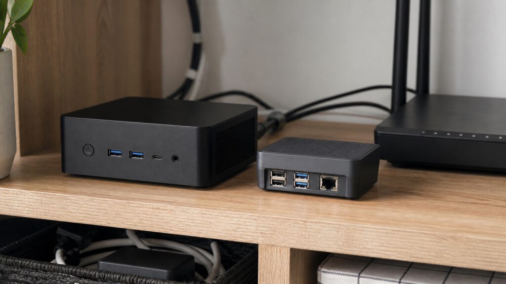Kleine mini-pc en compact single-board computer op een nette plank naast een router
