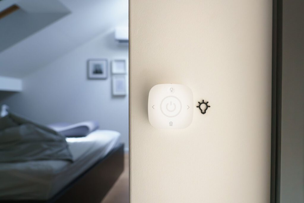 Witte bedieningsknop met een slaapkamer op de achtergrond